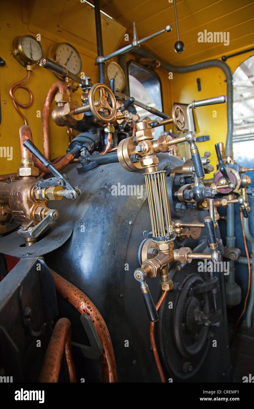 Dampf-angetriebene Zugmaschine Kessel Druckregelungen Stockfoto