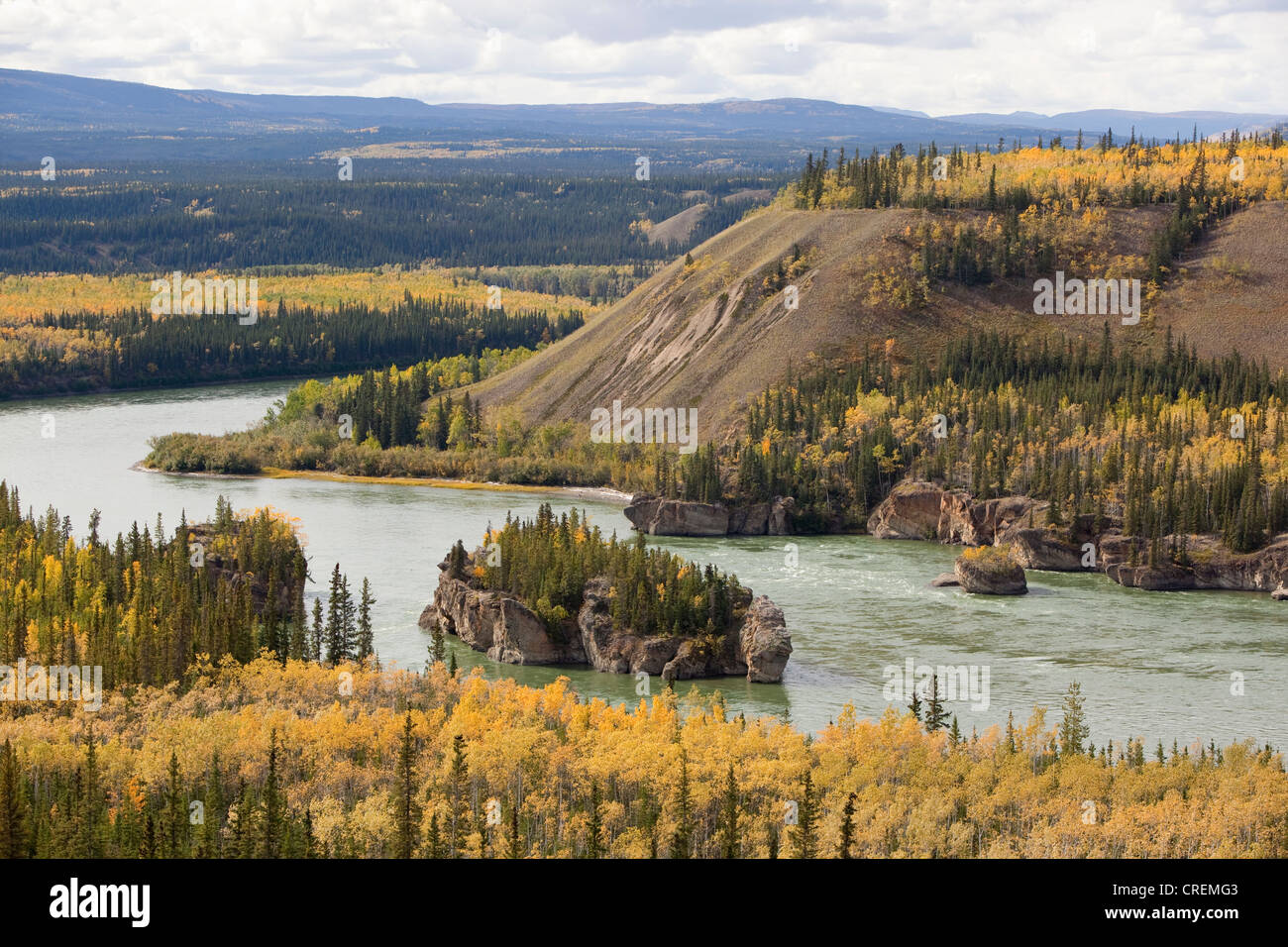 Fife Finger Rapids, Indian Summer, Herbstlaub, in Herbstfarben, Yukon River in der Nähe von Carmacks, Yukon Territorium, Kanada Stockfoto