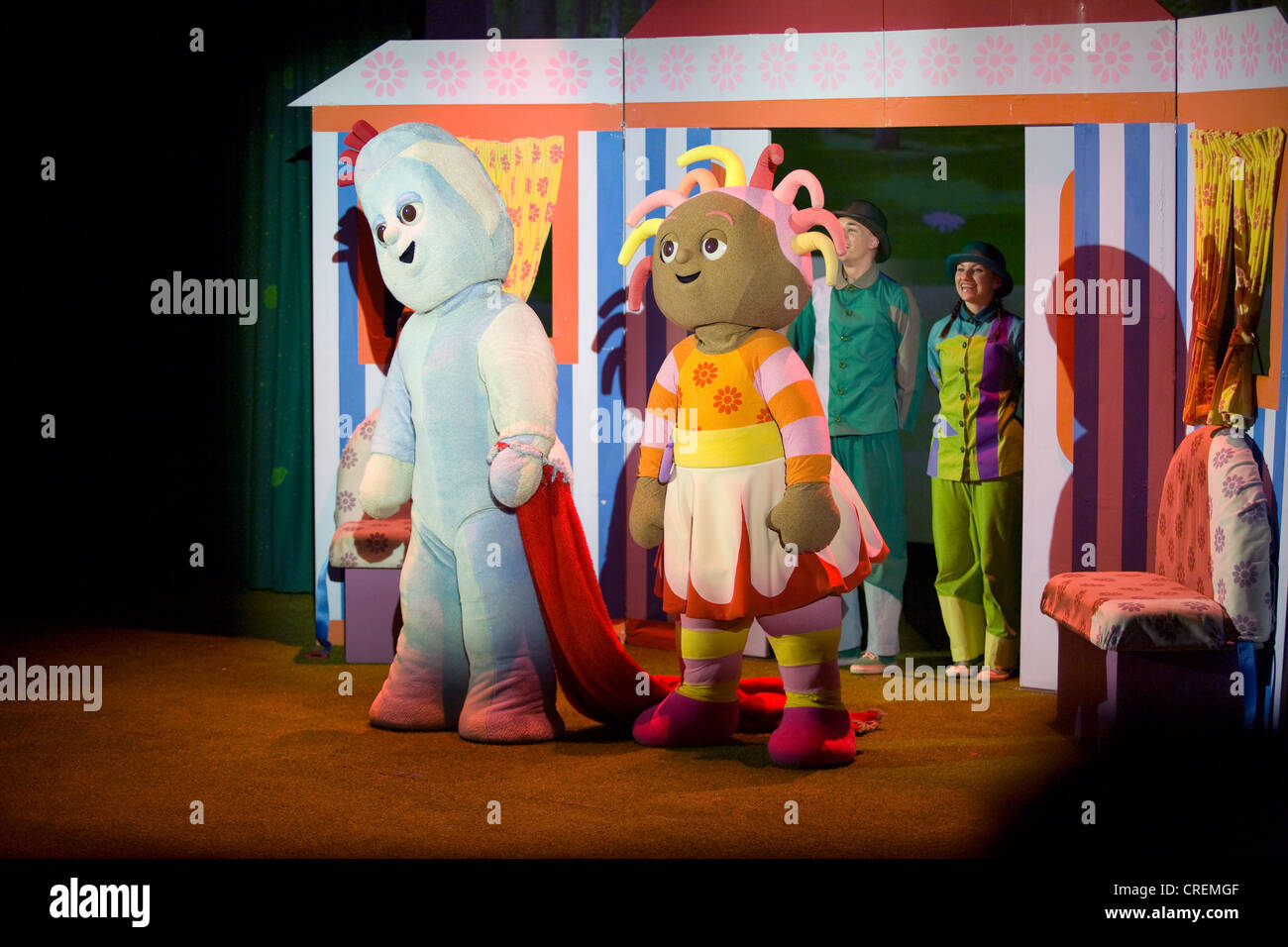 Iggle Piggle und Upsy Daisy innerhalb der Ninky Nonk. Charakter in The Night Garden / Zeichen. VEREINIGTES KÖNIGREICH. Stockfoto