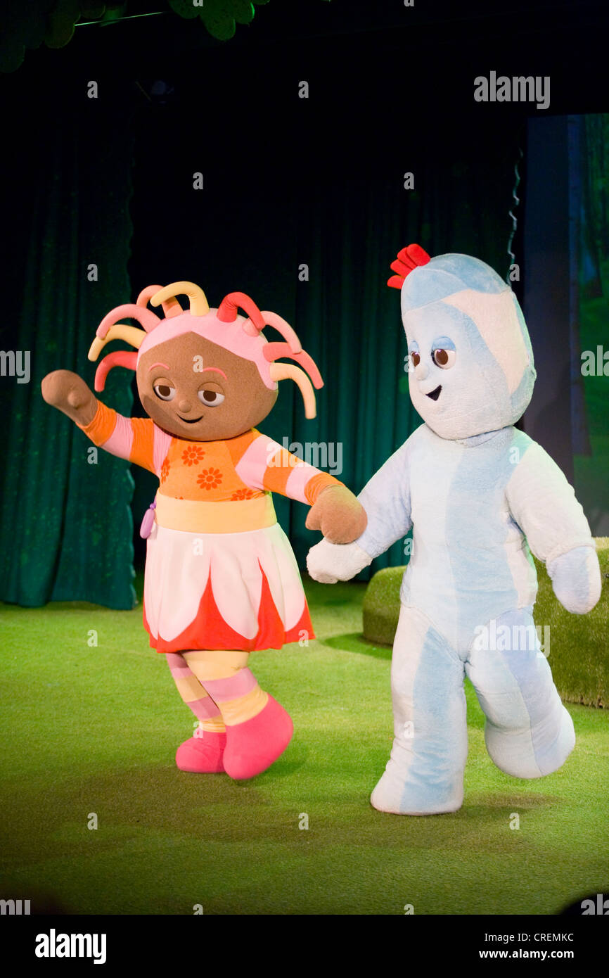 Upsy Daisy Hand in Hand mit Iggle Piggle: Charakter In der Nacht-Garten / Zeichen. VEREINIGTES KÖNIGREICH. Stockfoto