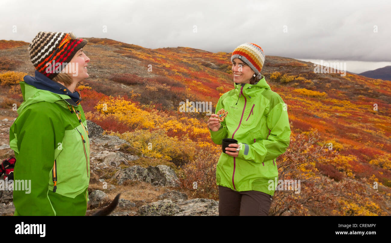Zwei junge Frauen, reden, sub lachen,-alpinen Tundra, Indian Summer, Blätter in Herbstfarben, Herbst, in der Nähe von Fish Lake Stockfoto