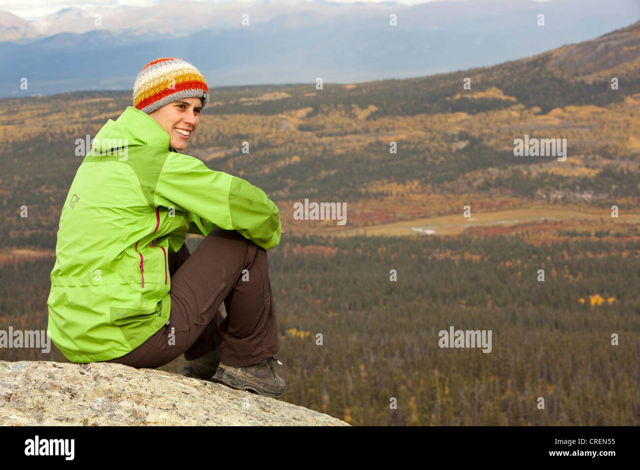 Junge Frau sitzt auf einem Felsen auf einem Berg, ausruhen, genießen, Ansicht, subalpine Tundra, Indian Summer, Lautumn, in der Nähe von Fish Lake Stockfoto