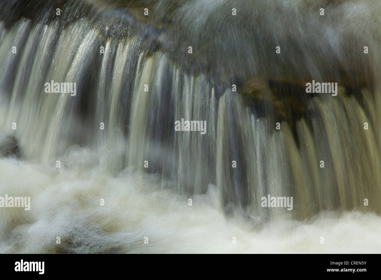 England, Cumbria, Lake District National Park. Stromschnellen auf Aira Beck, nahe dem Ufer des Ullswater. Stockfoto