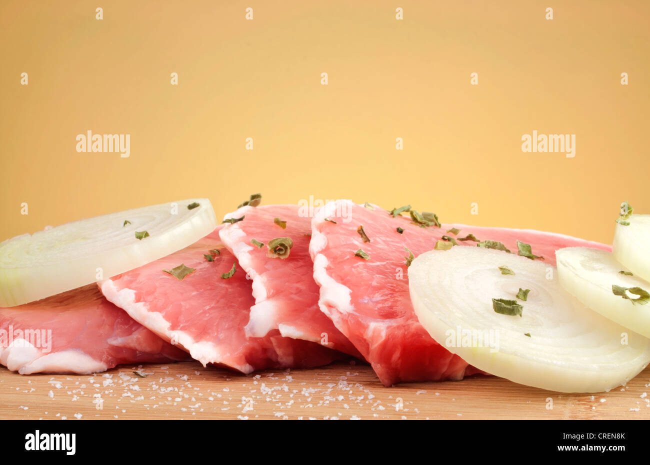 Saftige roh Lende Schweinekoteletts mit Zwiebel und Gewürzen auf ...