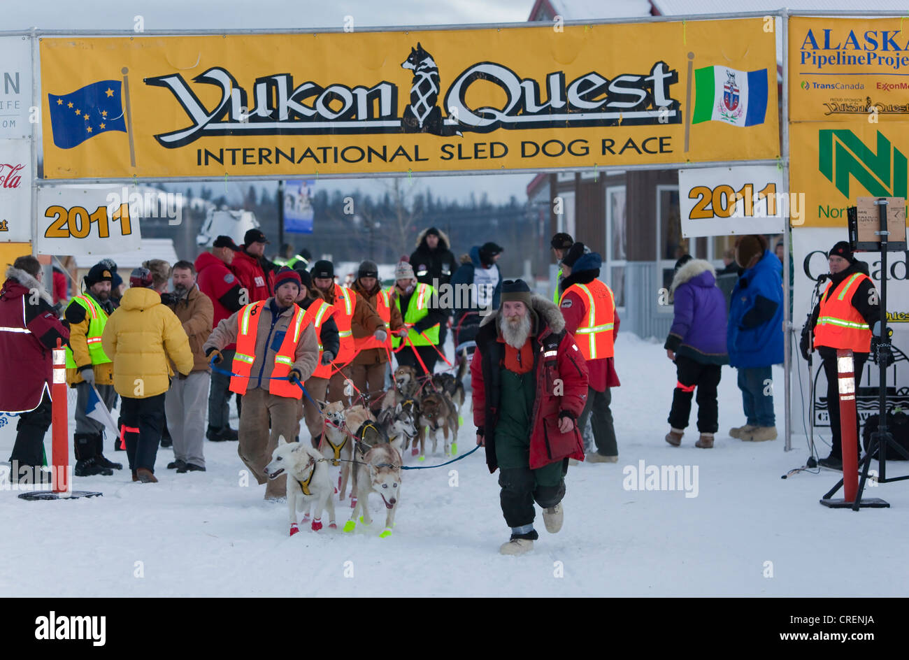 Freiwillige Helfer Hundegespann, Schlittenhunde, Alaskan Huskies, an den Start des Yukon Quest 300 Sled Dog Race 2011, Whitehorse Stockfoto