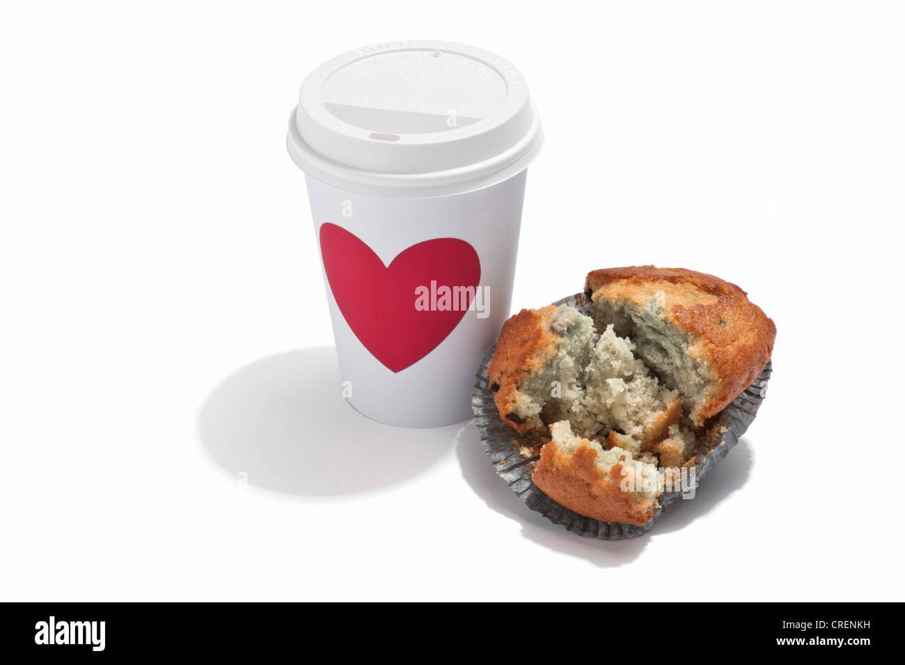 Eine Hälfte gegessen, Blueberry Muffin und ein Getränk zum Mitnehmen-Cup Stockfoto