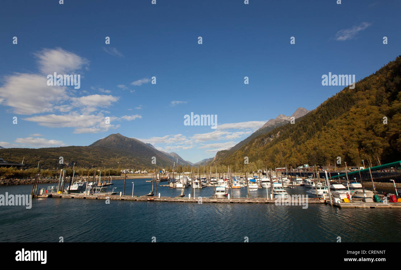 Kleines Boot Hafen, historische Skagway hinter, Pazifik-Küste, White Pass, südöstlichen Alaska, USA Stockfoto