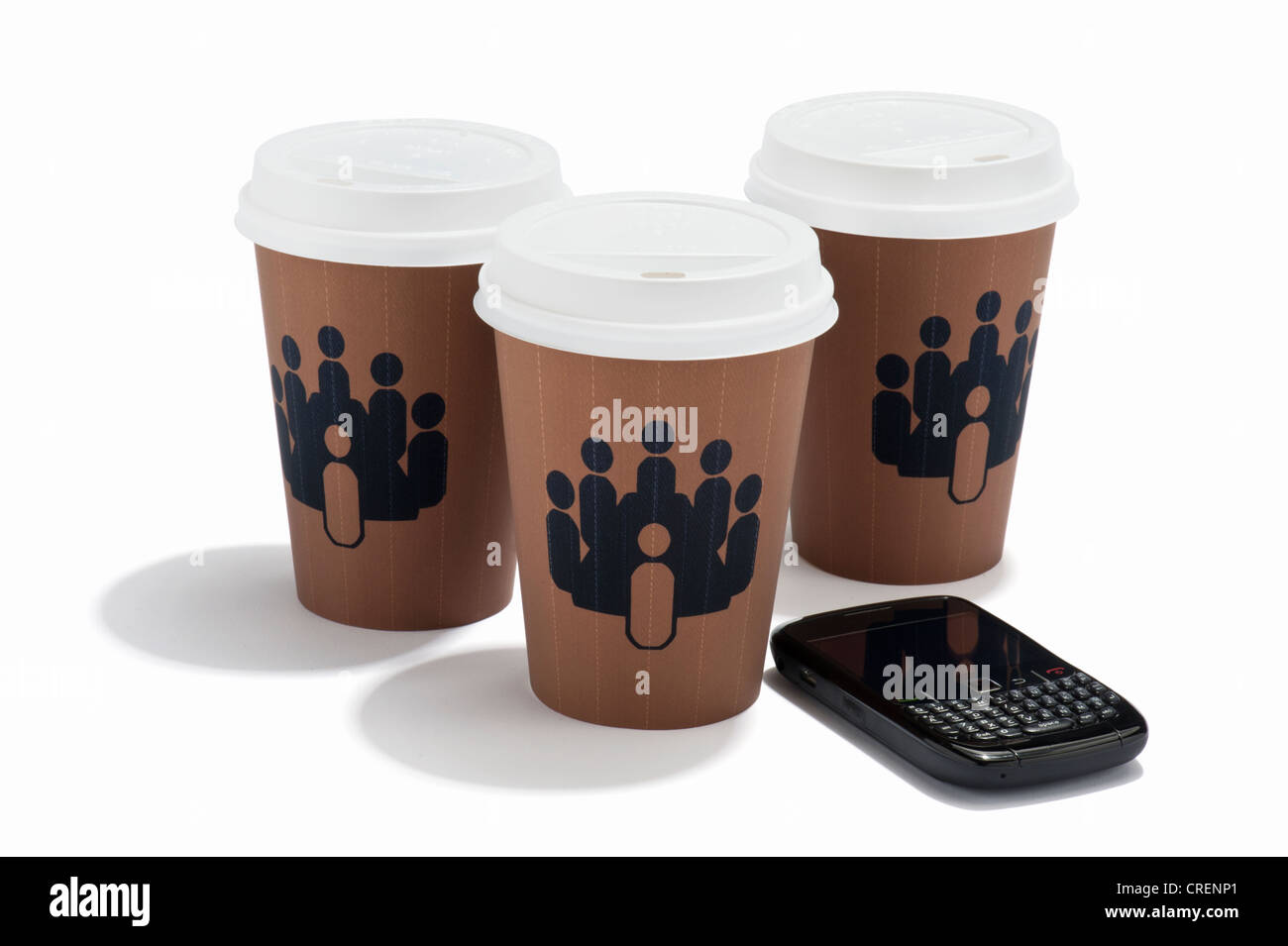 Ein Smartphone und drei Imbiss trinken Tassen, mit einem Symbol, die Menschen bei einem Treffen Stockfoto