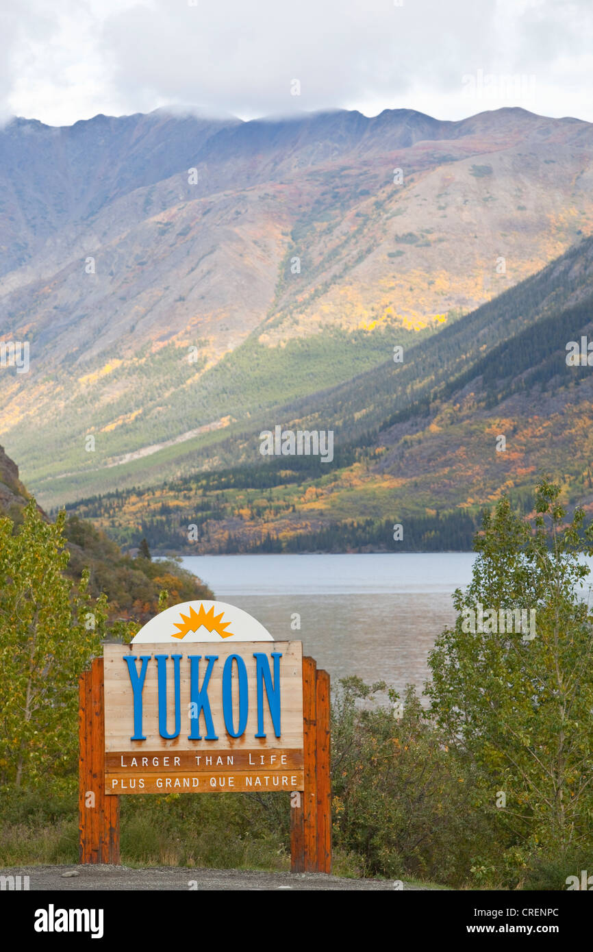 Yukon-Territorium Willkommen Schild, South Klondike Highway, Indian Summer, Blätter in Herbstfarben, Herbst, Tagish Lake hinter Stockfoto