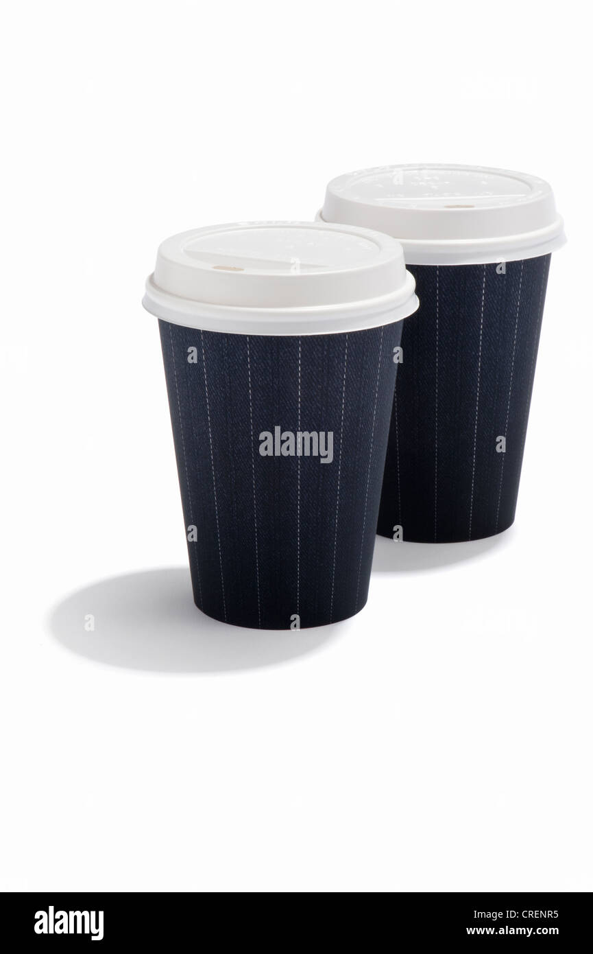 Zwei Getränke zum Mitnehmen-Tassen mit einem Grau Nadelstreifen Muster Stockfoto