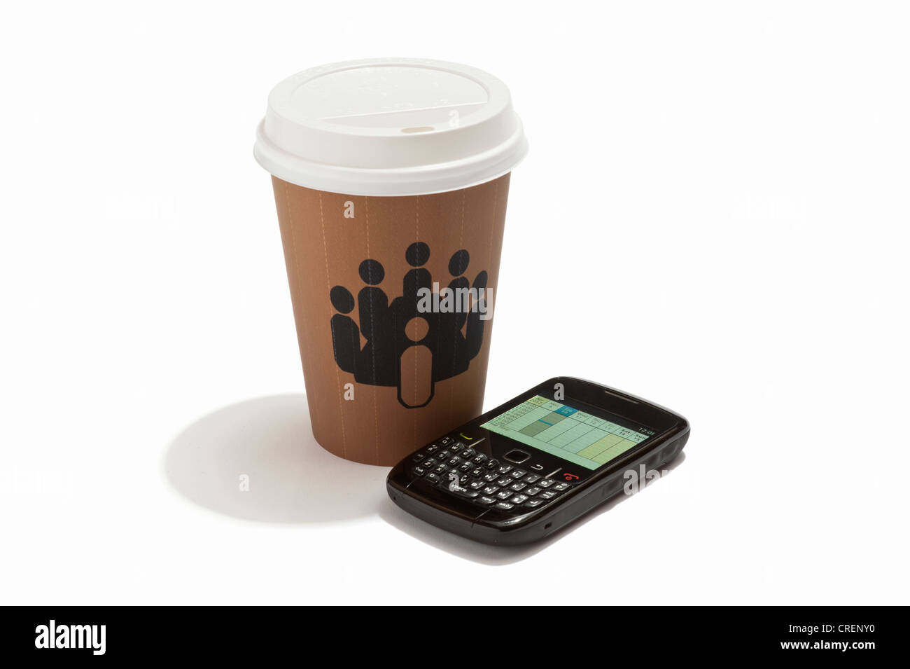 Ein Smartphone und Take-away Tasse mit einem Symbol von Menschen bei einem Treffen trinken Stockfoto