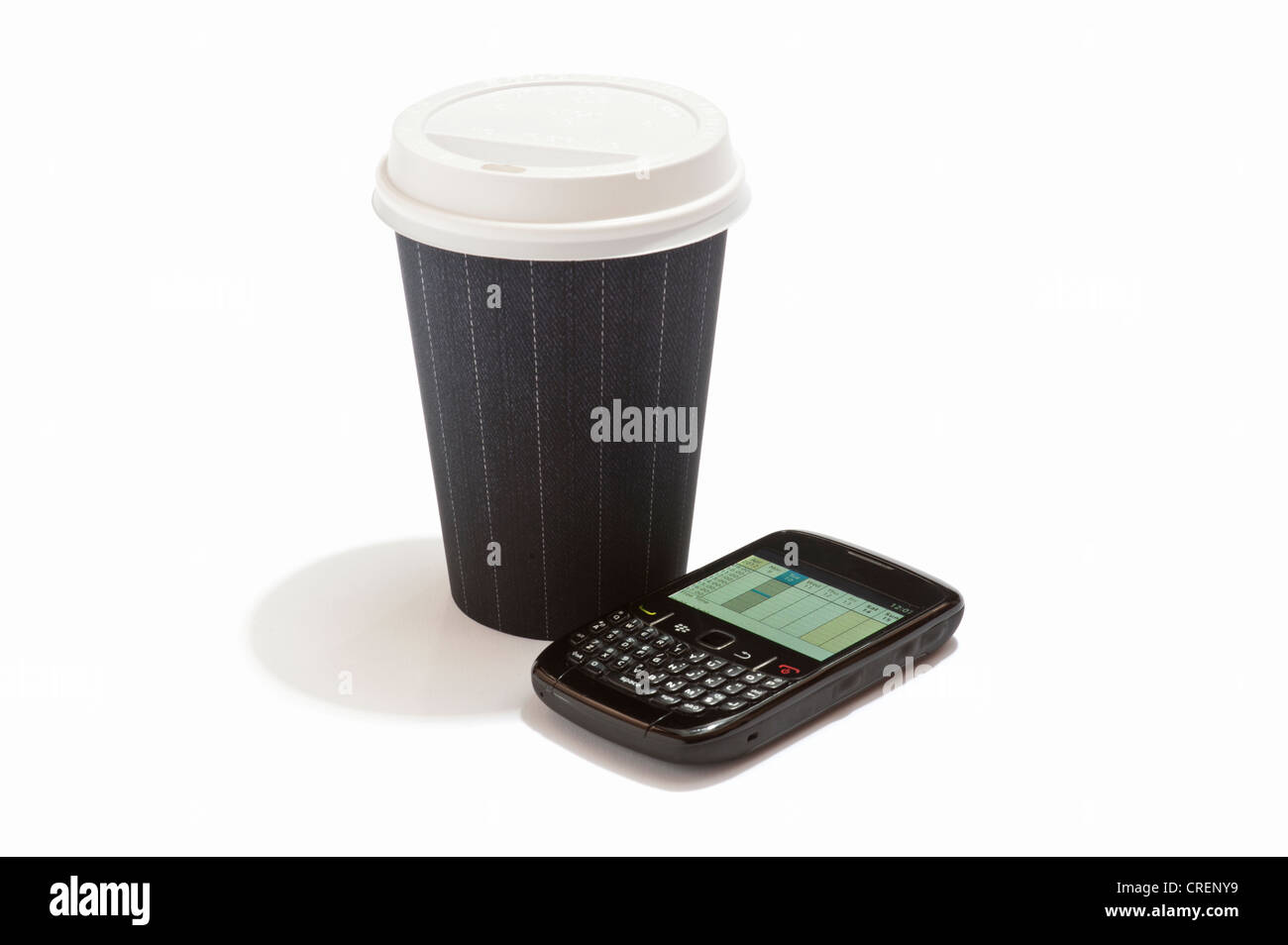 Ein Smartphone und Take-away trinken Tasse mit einem Grau Nadelstreifen Muster Stockfoto