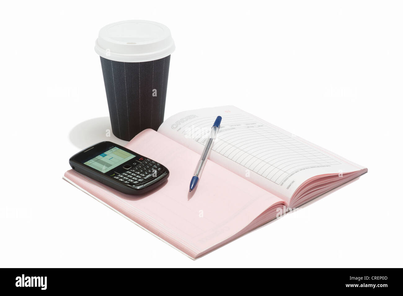 Ein Getränk zum Mitnehmen-Cup mit Orderbuch, Stift und smartphone Stockfoto