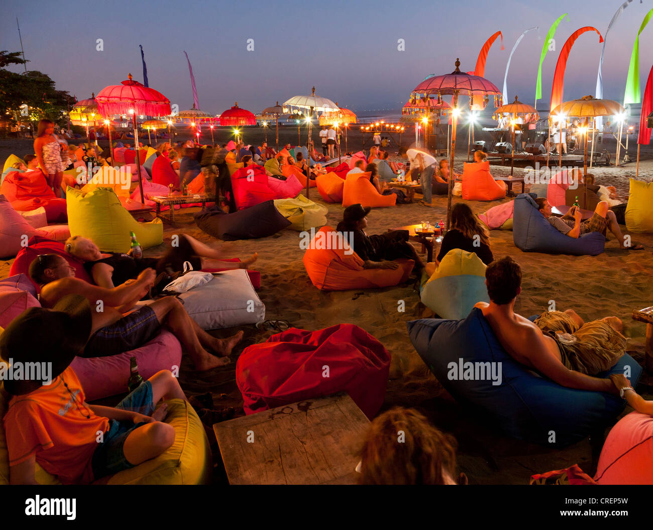 Strandbar bei Nacht, Legian Beach, Süd Bali, Indonesien, Südostasien Stockfoto