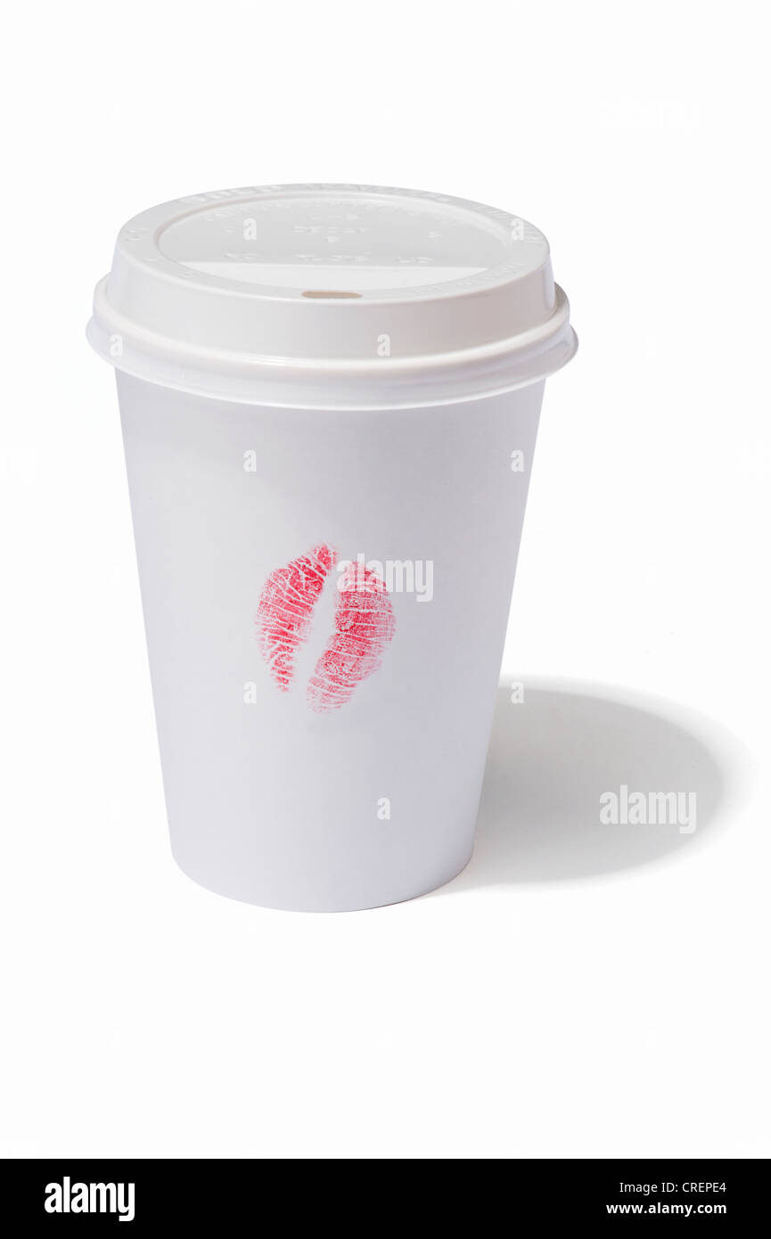 Eine Getränk zum Mitnehmen-Tasse mit einem Lippenstift Kuss auf der Seite drucken Stockfoto
