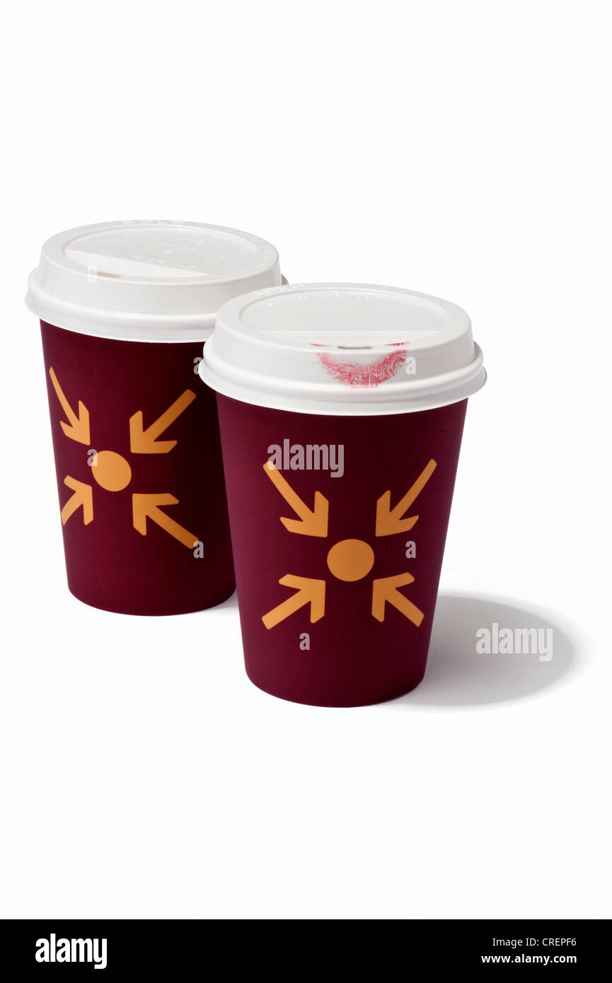 Zwei zum Mitnehmen Getränk Tassen mit Sitzung Punkt Symbol, eins mit einem Lippenstift-Marke Stockfoto