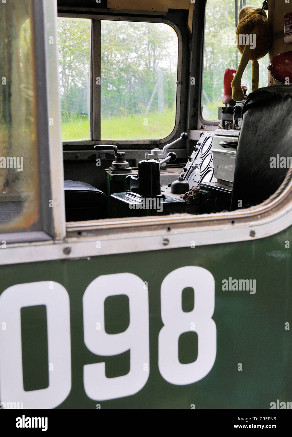 Blick durch ein offenes Fenster einer Diesellokomotive auf die Fahrantriebe Steuerung Stockfoto