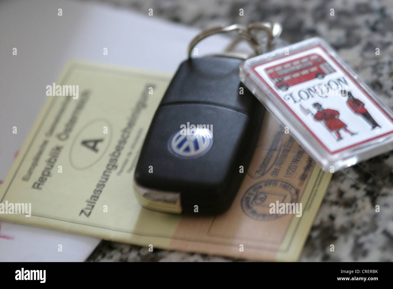 Autoschlüssel mit Fahrzeugschein Stockfoto