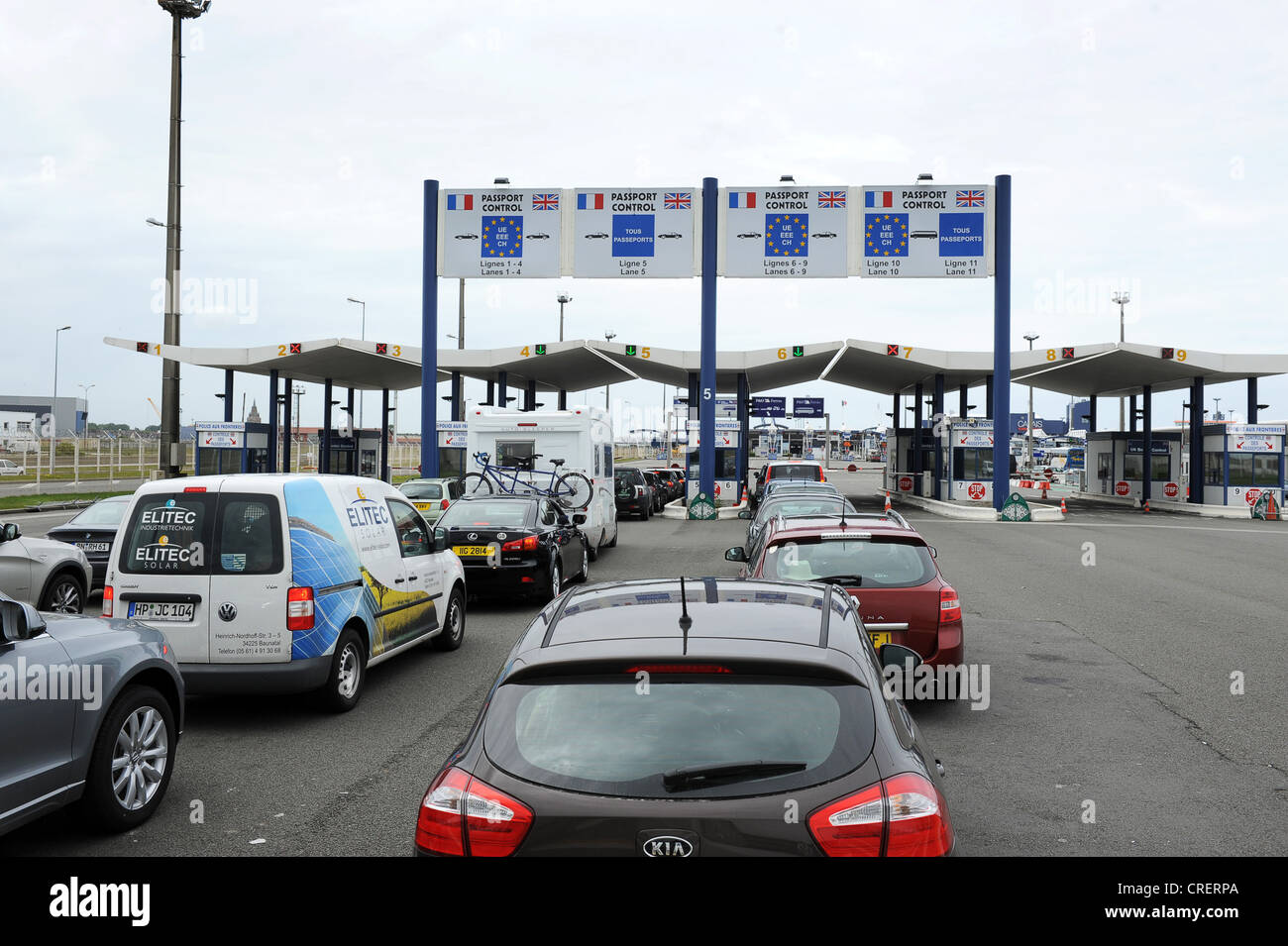 Fahrzeuge-Warteschlangen bei der britischen Passkontrolle in Calais mit nur 3 Bahnen offen Stockfoto