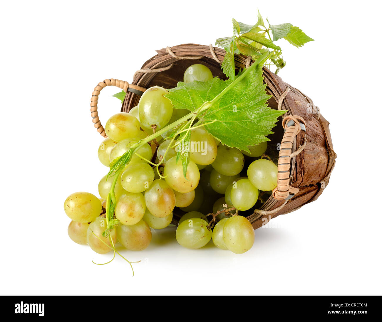 Trauben in einem hölzernen Korb isoliert auf weißem Hintergrund Stockfoto