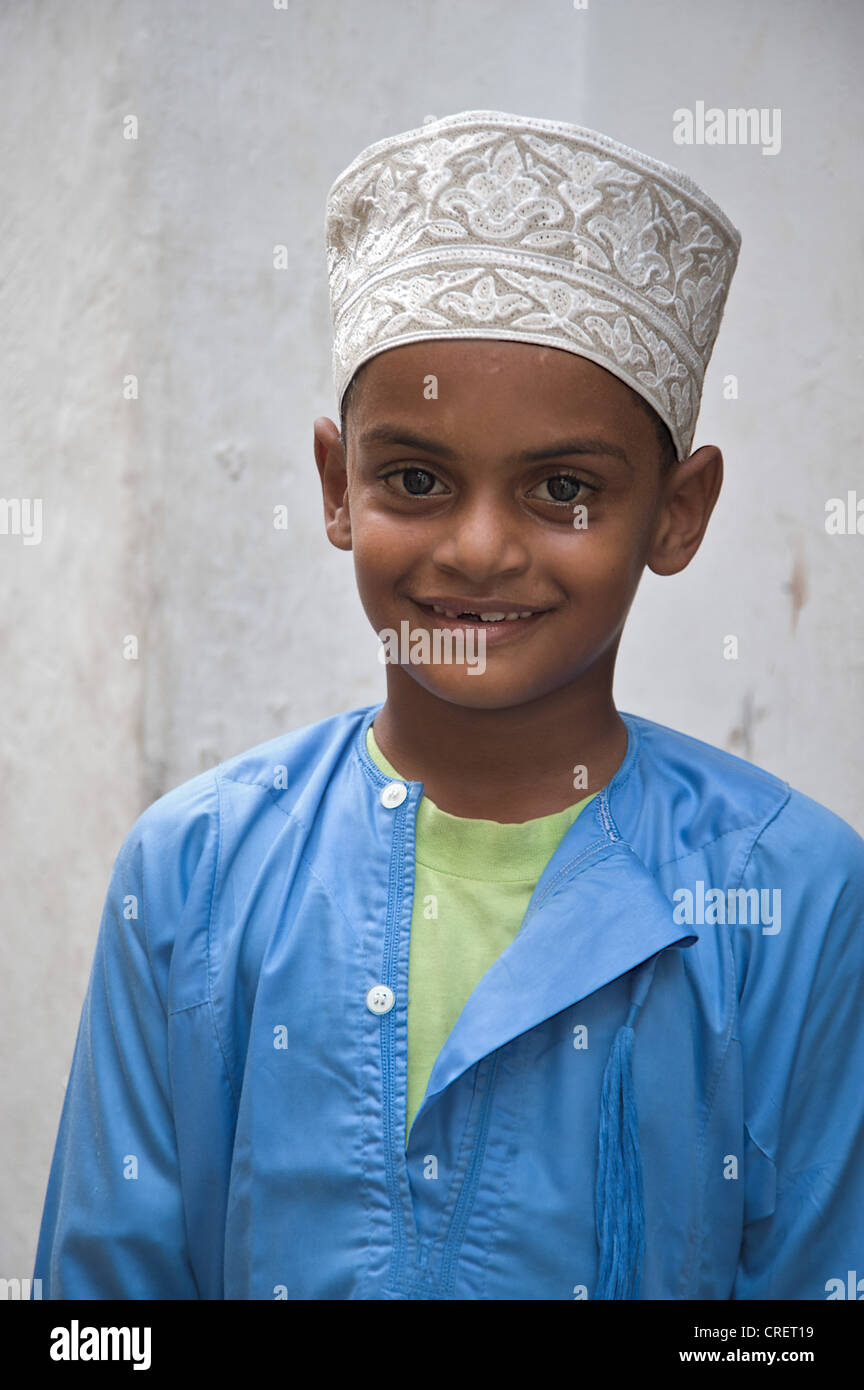 Porträt eines jungen Mannes, lächelnd. Mombasa, Kenia, Ostafrika. Stockfoto