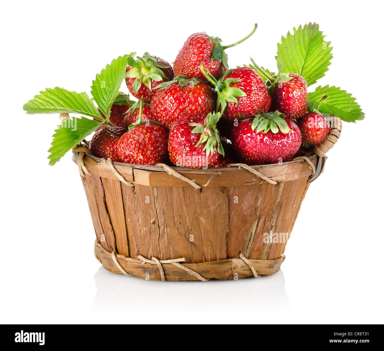 Erdbeeren in einem hölzernen Korb isoliert auf weißem Hintergrund Stockfoto