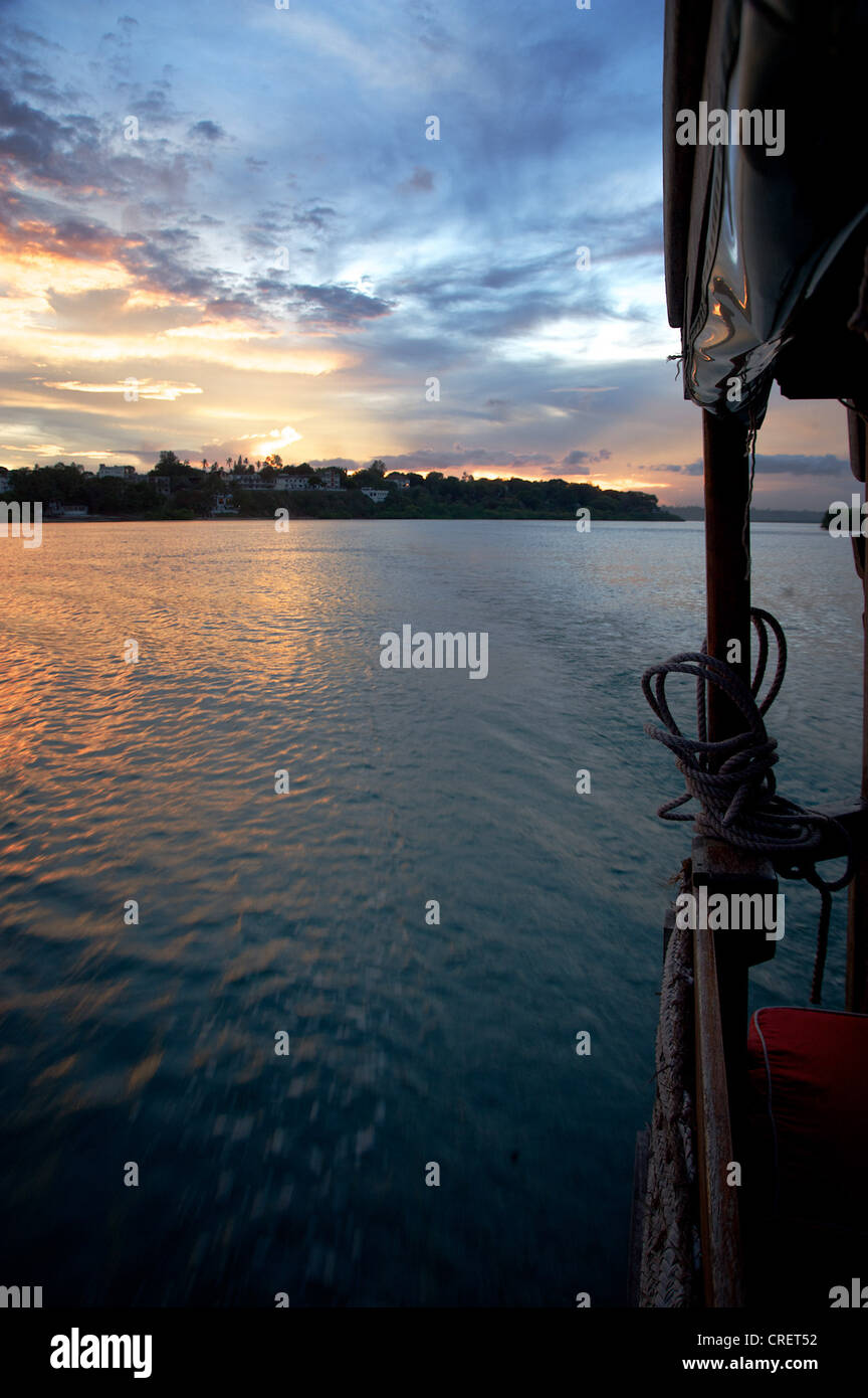 Herrliche Aussicht auf den Sonnenuntergang vom Boot aus. Mombasa, Kenia, Ostafrika. Stockfoto