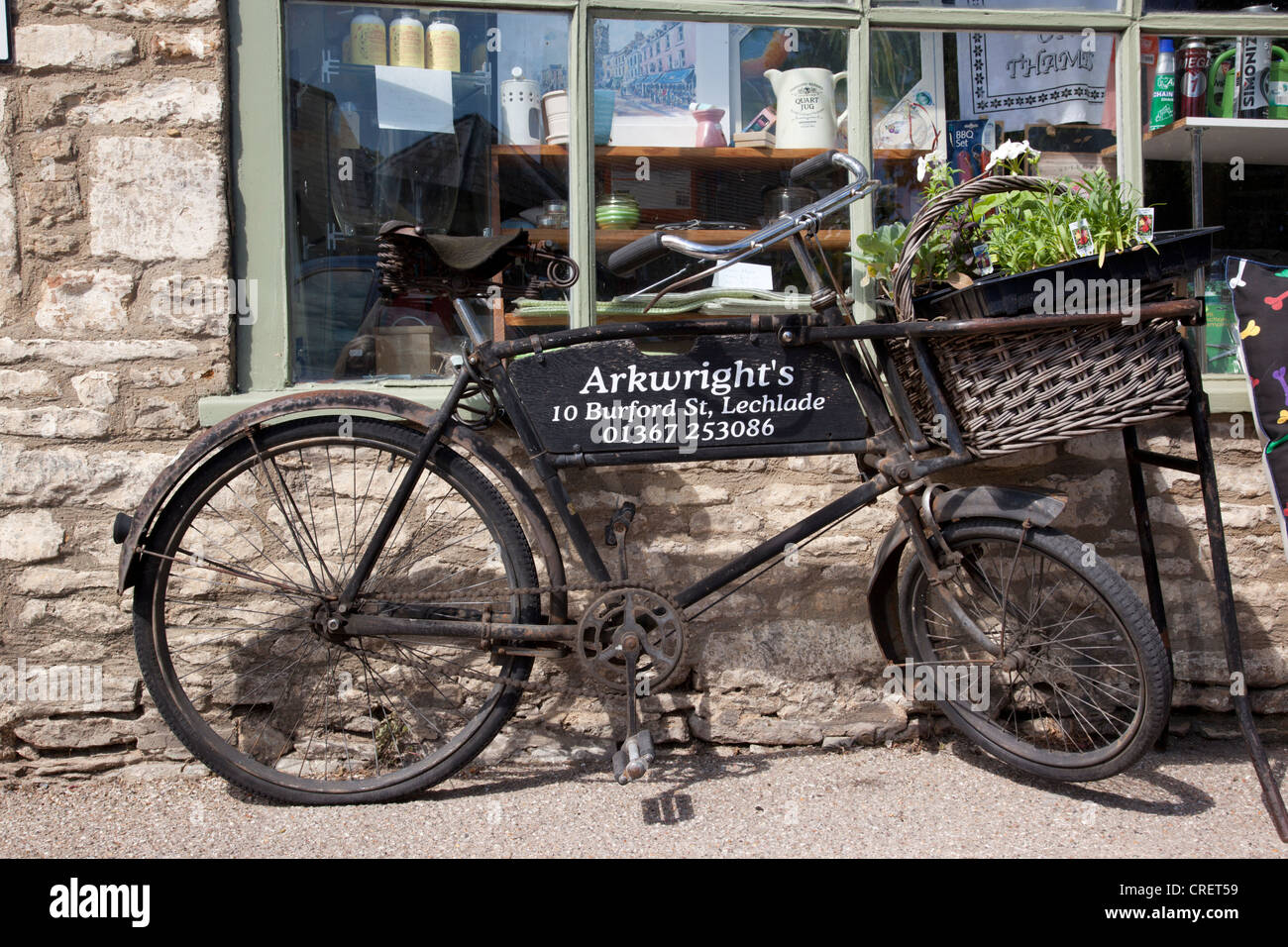 Fahrrad-Werbung Arkwright Antiquitätengeschäft Lechlade, Gloucestershire Stockfoto