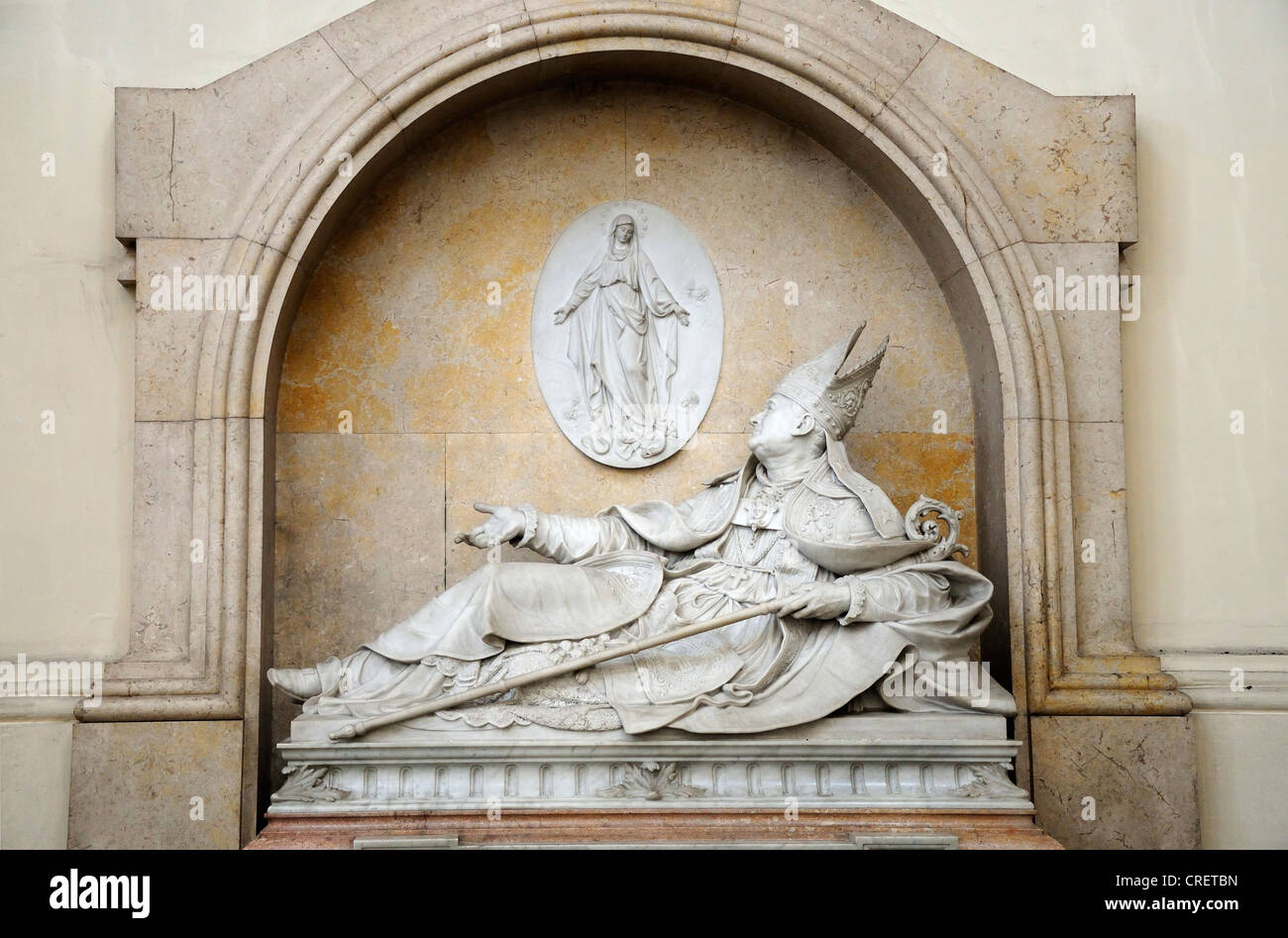 Namur, Belgien. Kathedrale St. Aubain (1751-1768; Neo-Classical) Denkmal für Joseph Dehesselle (1789-1865) Bischof von Namur 1836-65 Stockfoto