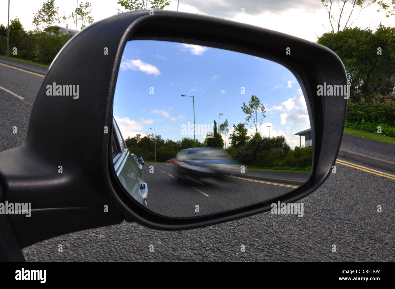 Durch eine abseits Spiegel zeigt eine überholende Auto anzeigen  Stockfotografie - Alamy