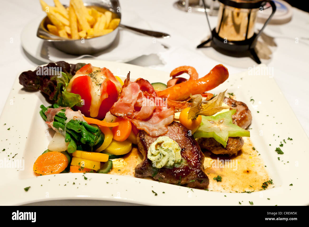 Deutsche Mixed Grill-Abendessen Stockfoto