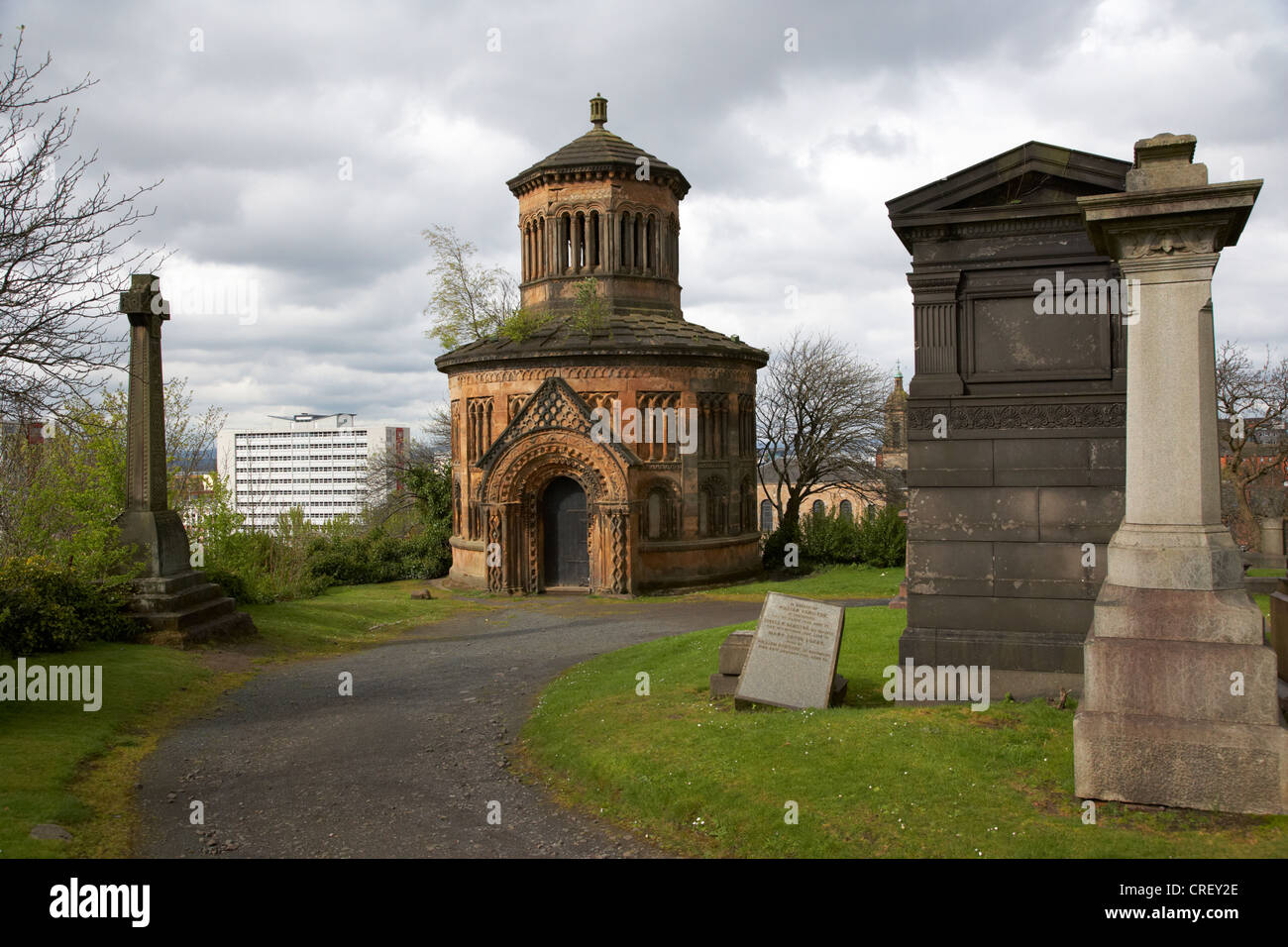 Denkmäler und monteath Mausoleum auf dem Gipfel des Glasgow necropolis viktorianischen Friedhof Schottland Großbritannien Stockfoto