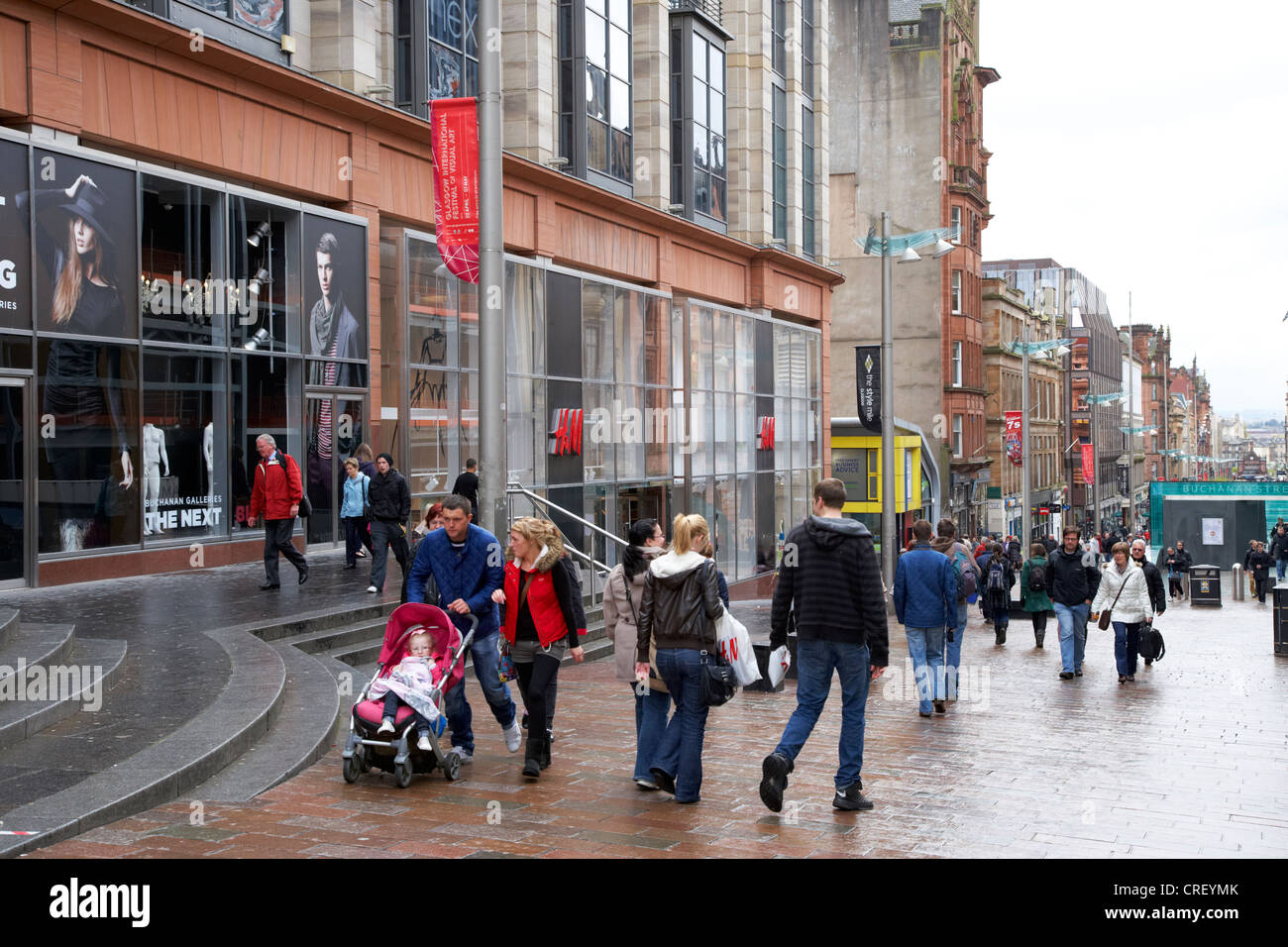 Käufer außerhalb Buchanan Galerien shopping Center Buchanan Street auf einem nassen Regentag in Glasgow Schottland, Vereinigtes Königreich Stockfoto