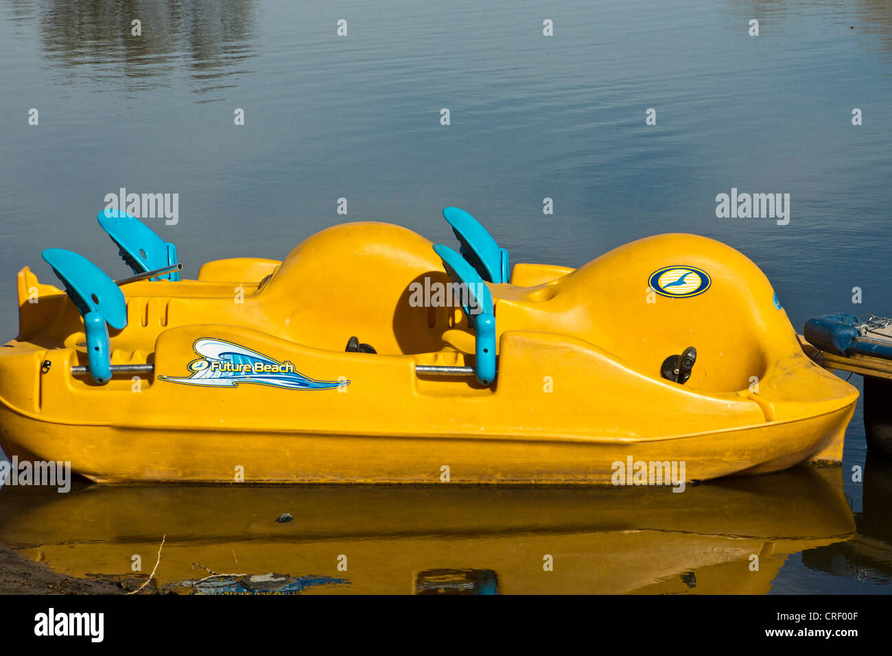 Gelber Kunststoff Paddelboot auf See Stockfoto