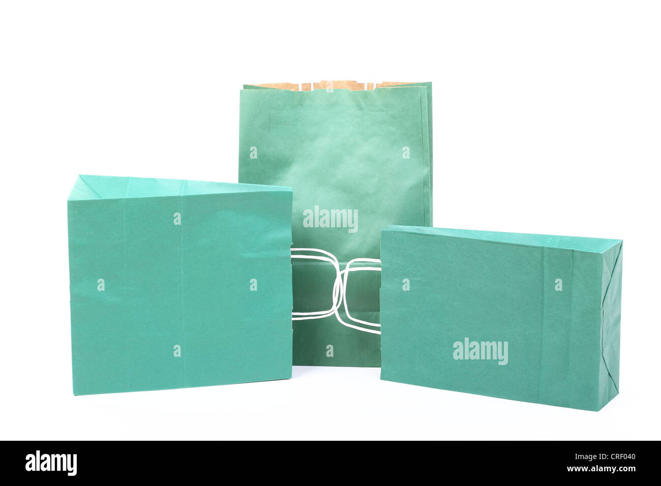 Grünes Geschenk Einkaufstaschen isoliert auf weißem Hintergrund Stockfoto