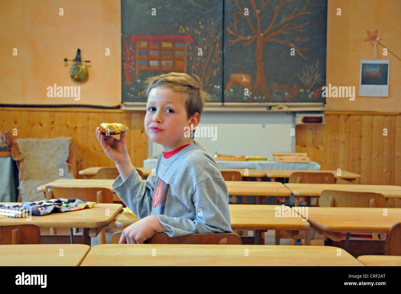 acht Jahre alten Schüler mit sandwich Stockfoto