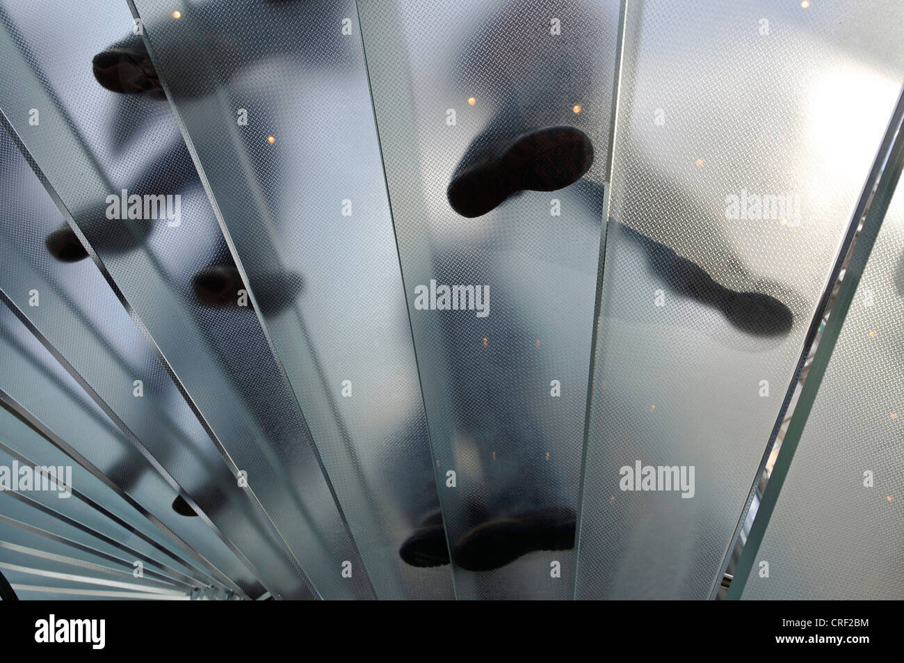 Sohlen auf Glasboden, USA, New York City, Manhattan Stockfoto