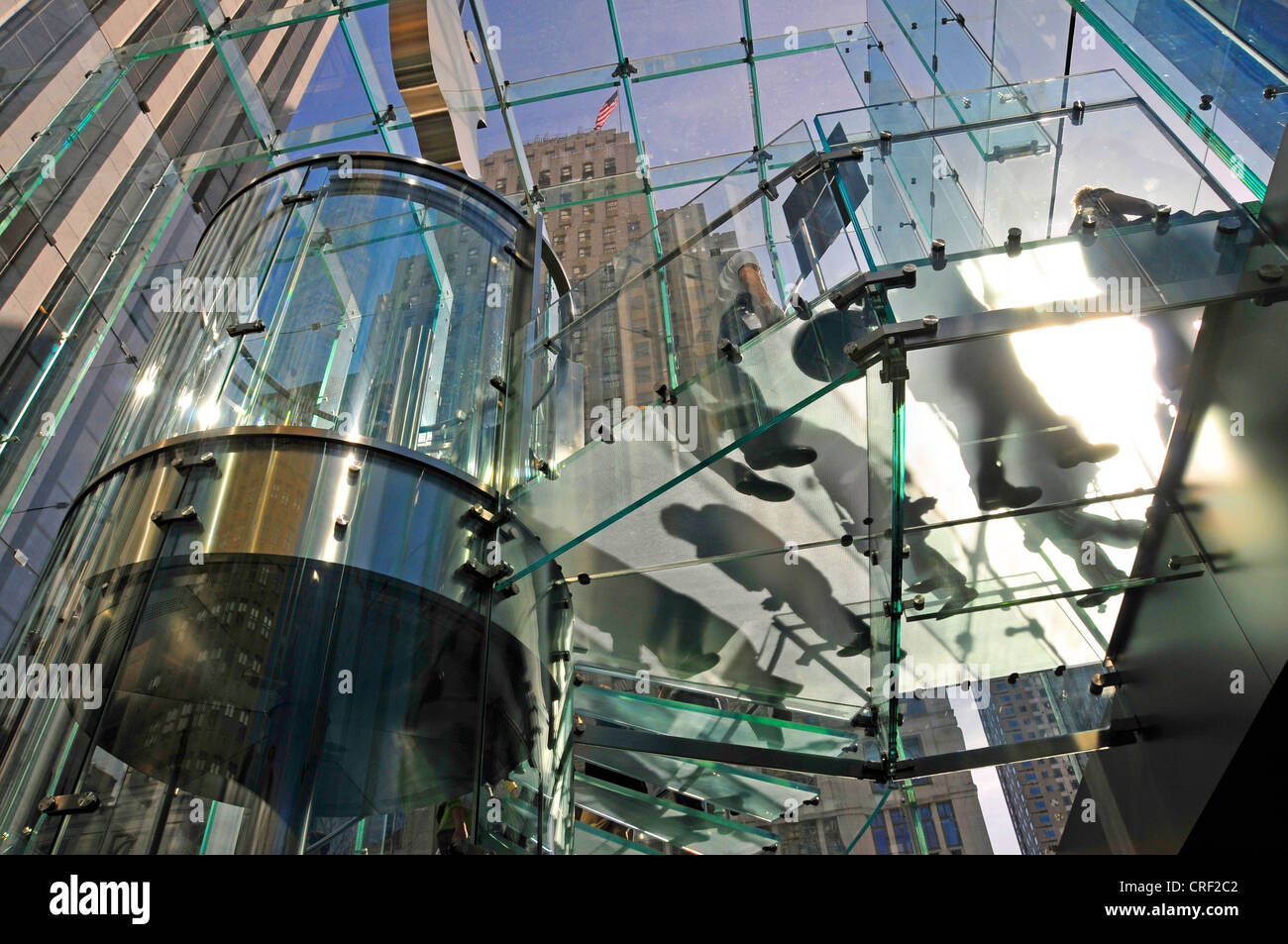 Aufzug und Treppen am Eingang von Glas Cubus, Apple Retail Store, Fifth Avenue, Vereinigte Staaten, New York City, Manhattan Stockfoto