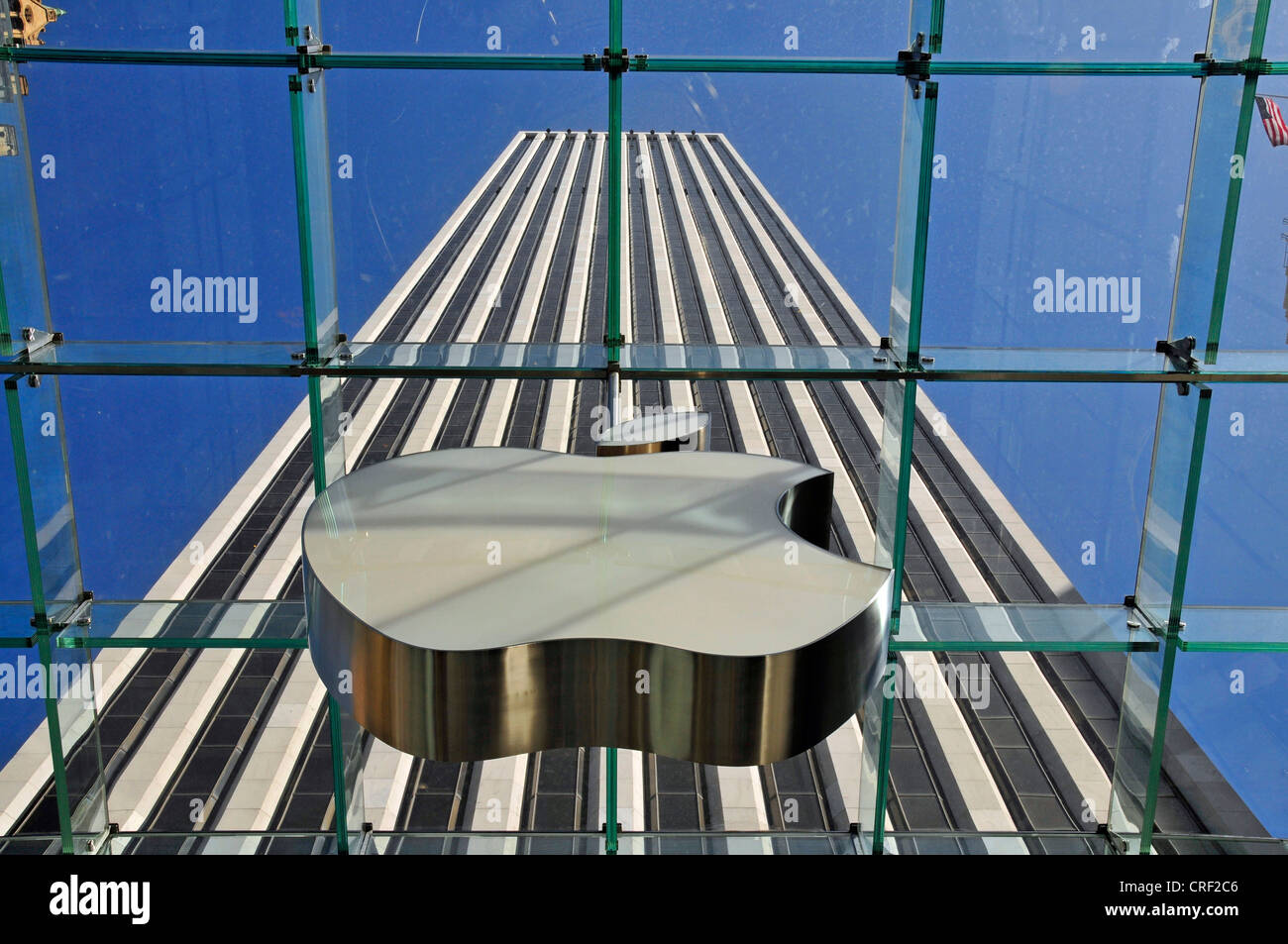 Blick durchs Glas Cubus; Apple Retail Store, Fifth Avenue, USA, New York City, Manhattan Stockfoto
