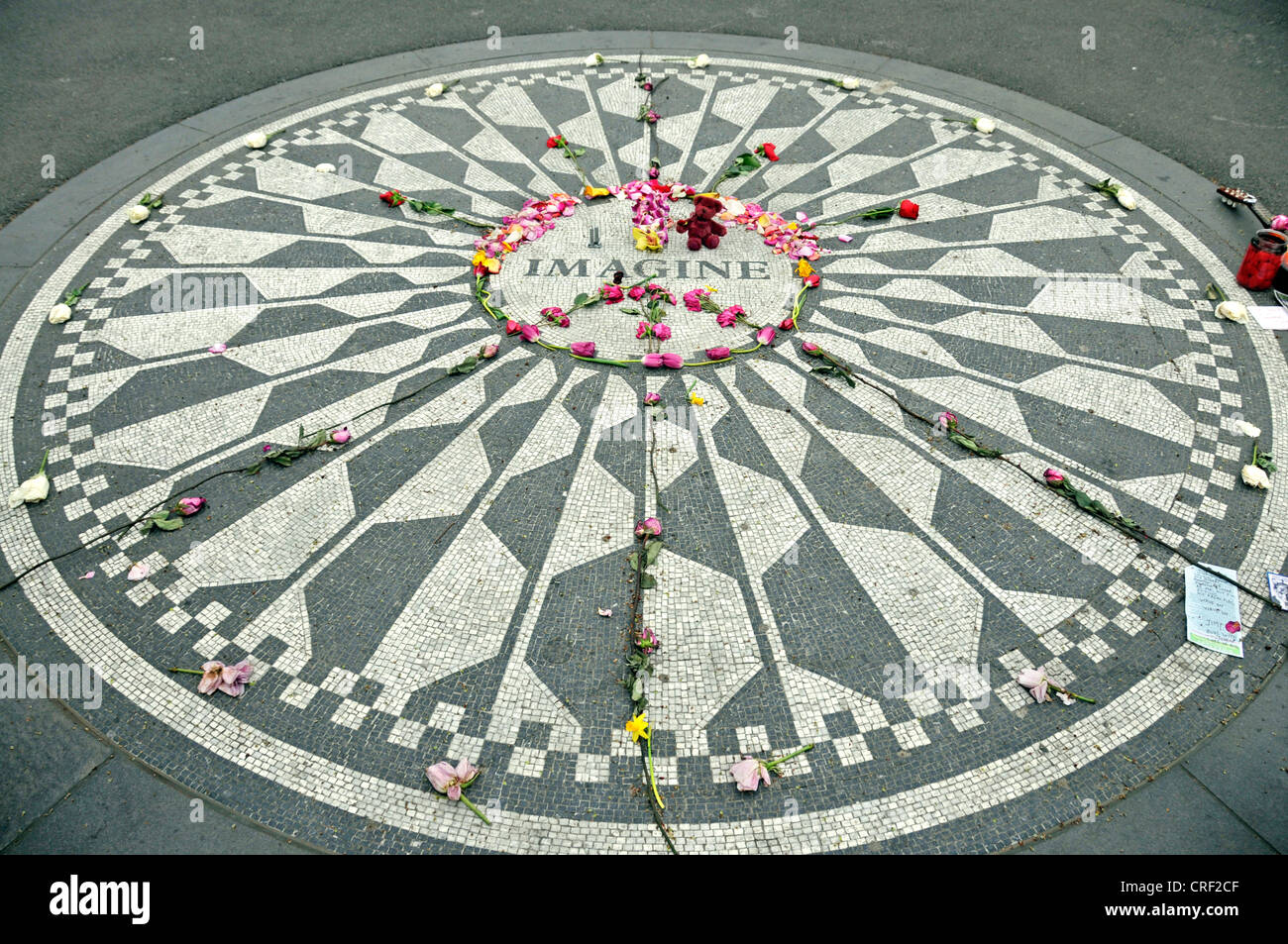 dekorierte John Lennon Gedenkort, Erdbeere Felder Memorial, Central Park, New York City, USA Stockfoto