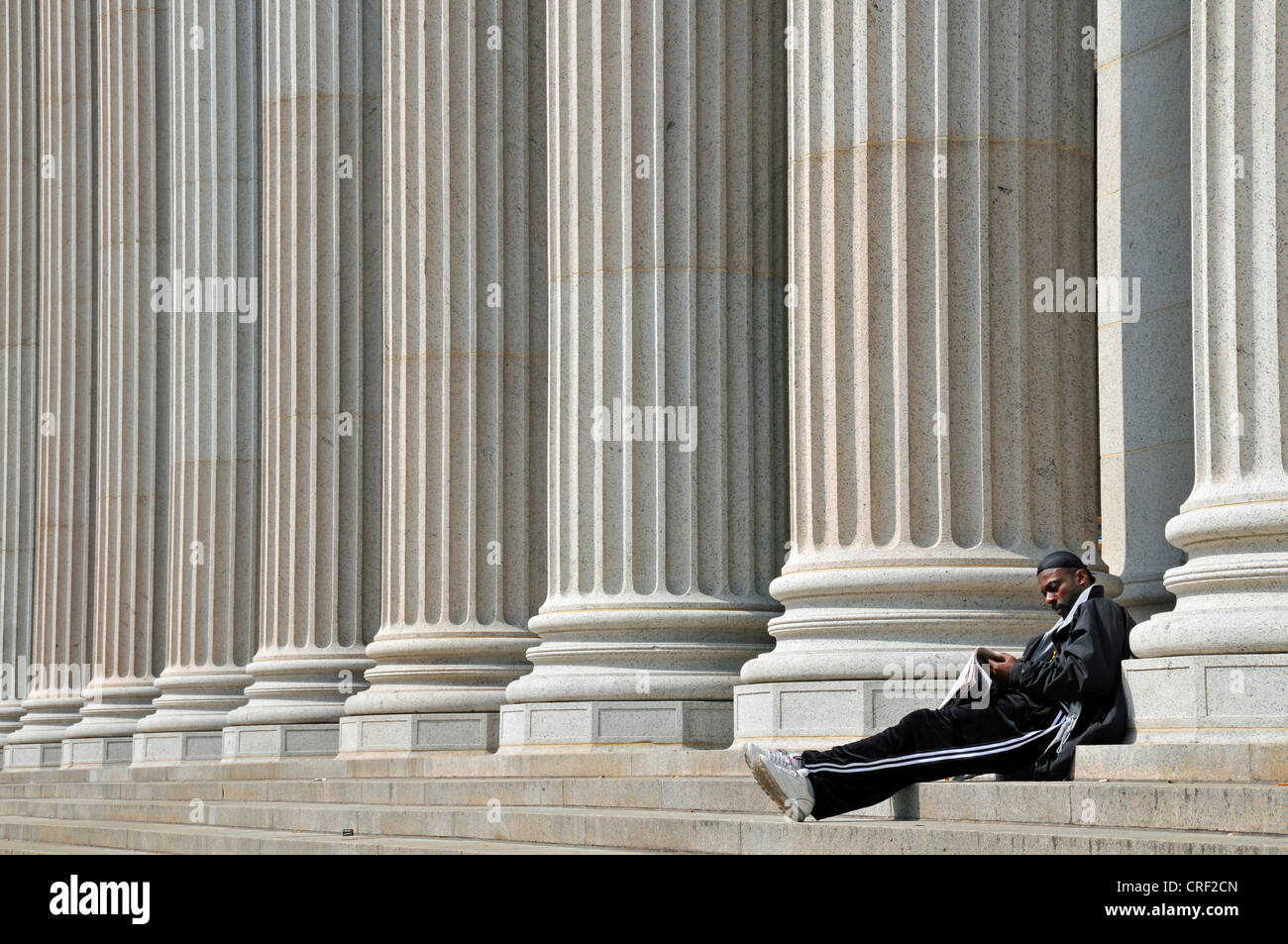 Mann liegt auf Spalten der United States Post Office, USA, New York City, Manhattan Stockfoto
