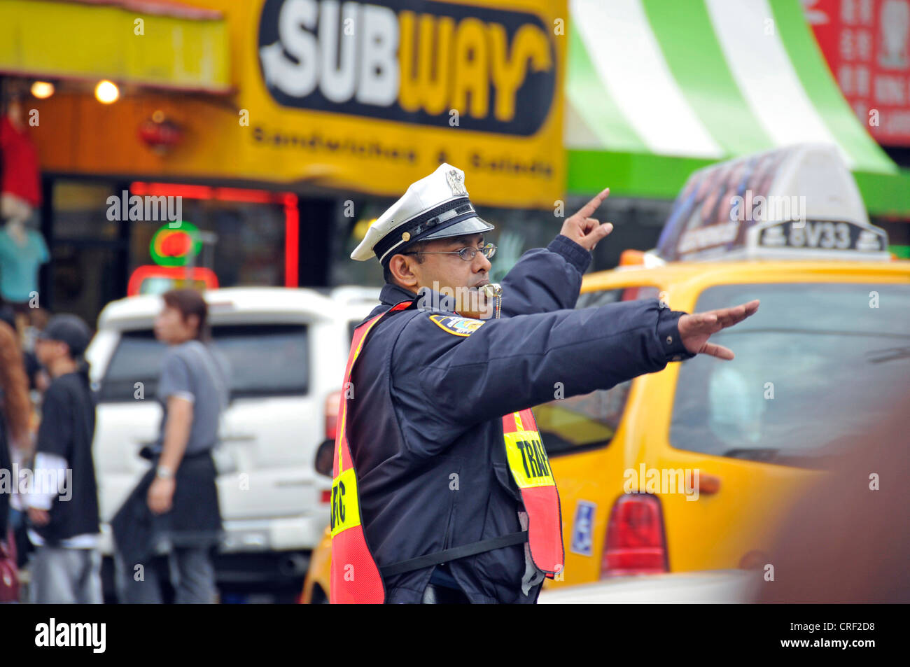 Verkehrspolizist des NYPD regelt den Verkehr, USA, New York City, Manhattan Stockfoto