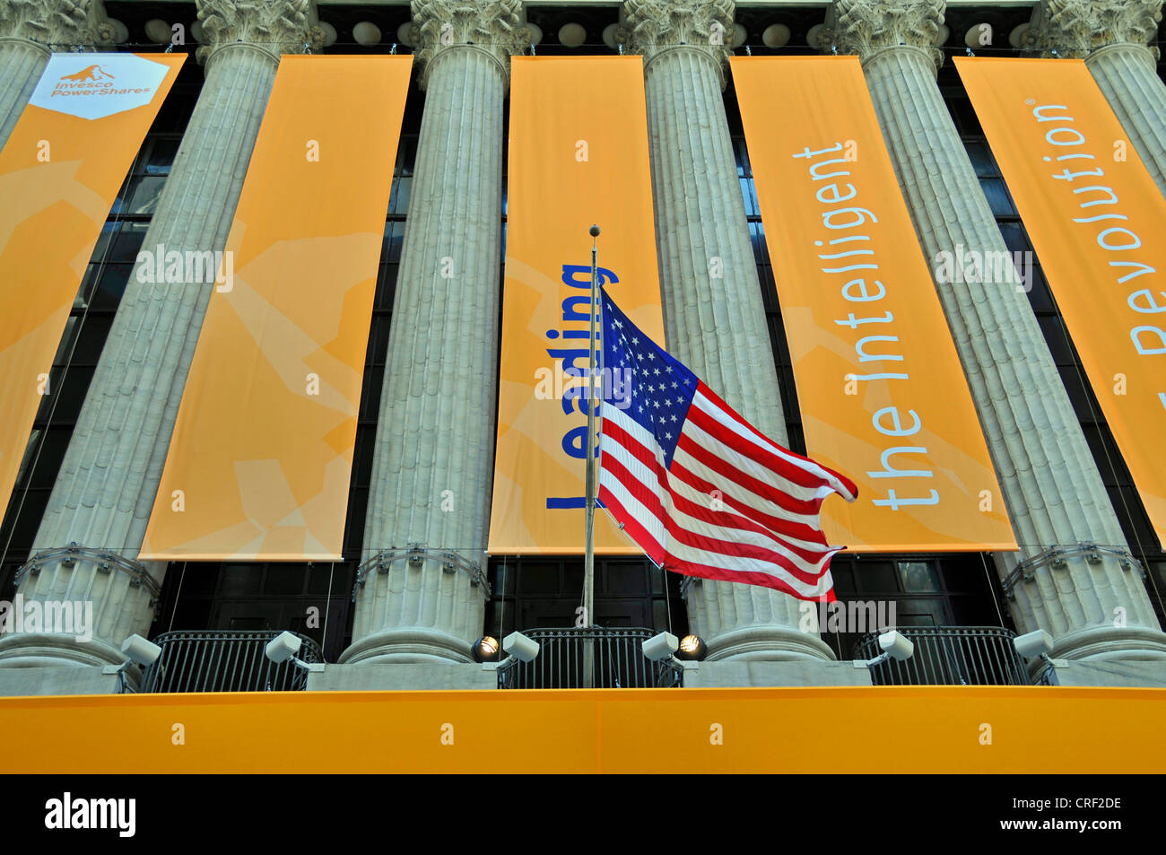 Vorderansicht der New York Stock Exchange, Wall Street und US Flagge, Wall Street, Manhattan, New York City, USA Stockfoto