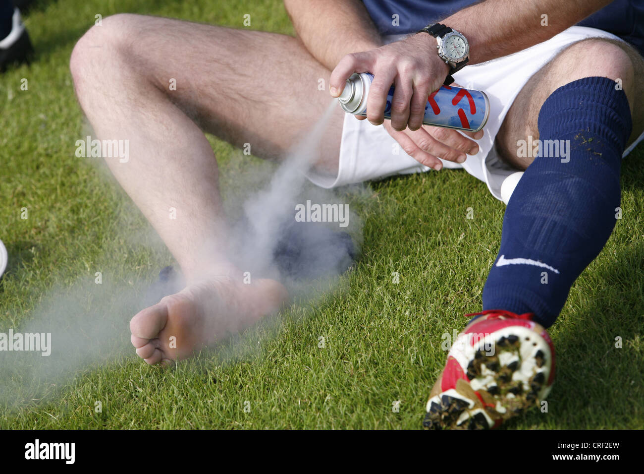 Knöchel verletzt, nachdem Fußball spielen mit Eisspray bedroht Stockfoto