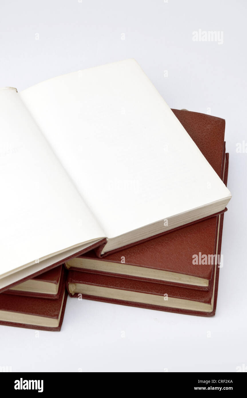 Aufgeschlagenes Buch liegen auf andere Bücher, Nahaufnahme Stockfoto