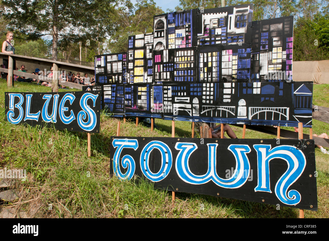 Schilder am Ortseingang Blues, Blues-Musik auf dem Woodford Folk Festival statt. Stockfoto