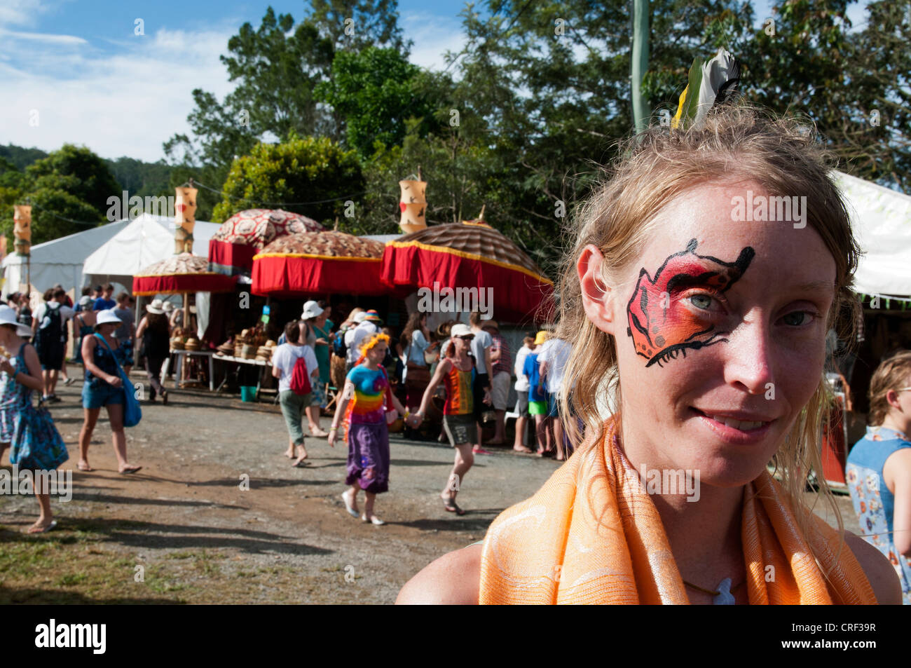 Junge Frau mit Schmetterling gemalt auf ihr Gesicht auf dem Woodford Folk Festival. Stockfoto