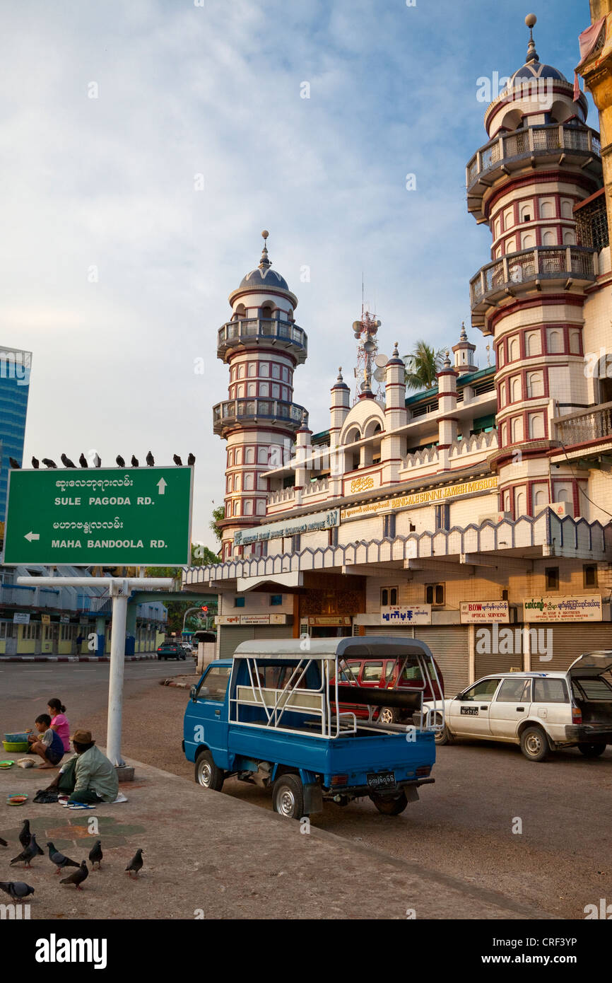 Myanmar, Burma, Yangon. Bengale (Bengali) sunnitische Moschee, Sule Pagode unterwegs. Stockfoto