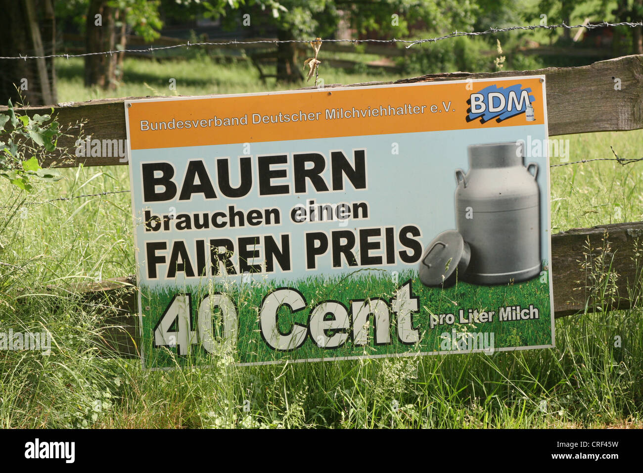 Preiskampf der Bauern - Milch Demonstration Zeichen, Sauerland, NRW Stockfoto