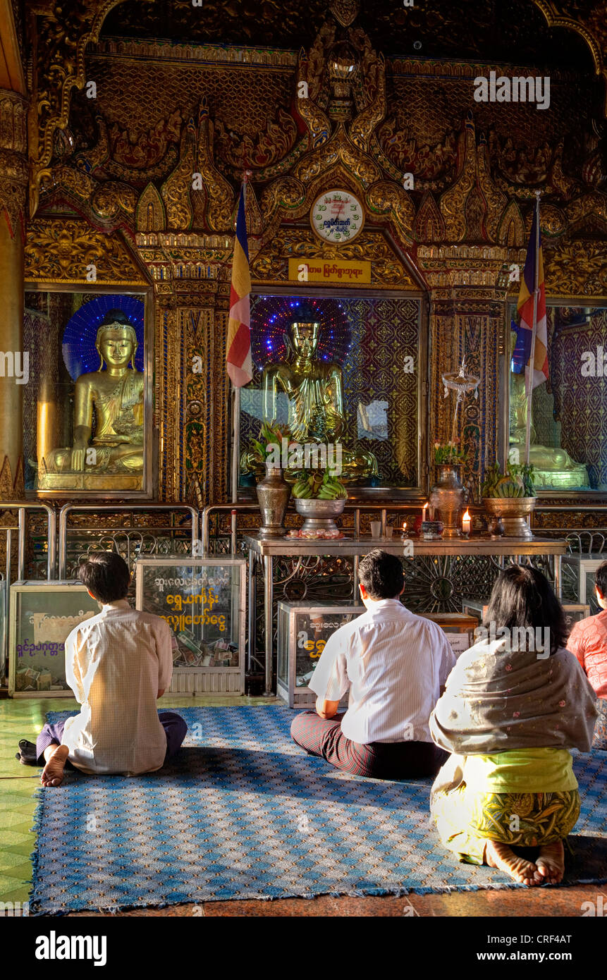 Myanmar, Burma, Yangon. Sule-Pagode, am frühen Morgen Anbeter. Stockfoto